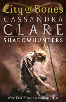 The Mortal Instruments 1: City of Bones : From the international bestselling author who defined romantasy: the original Shadowhunter series about demon hunting, betrayal, secrets and forbidden love - 9781406307627